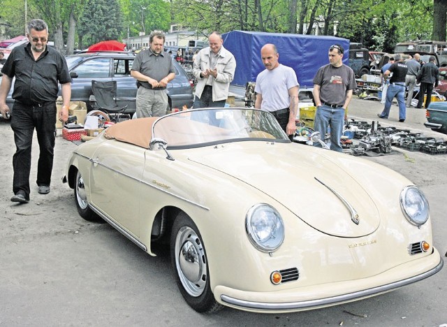 Na Moto Weteran Bazarze można spotkać i takie "ślicznotki"