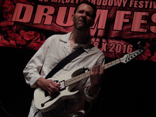 Paul Gilbert dał porywające show w Filharmonii Opolskiej w ramach 25. Międzynarodowego Festiwalu Drum Fest.