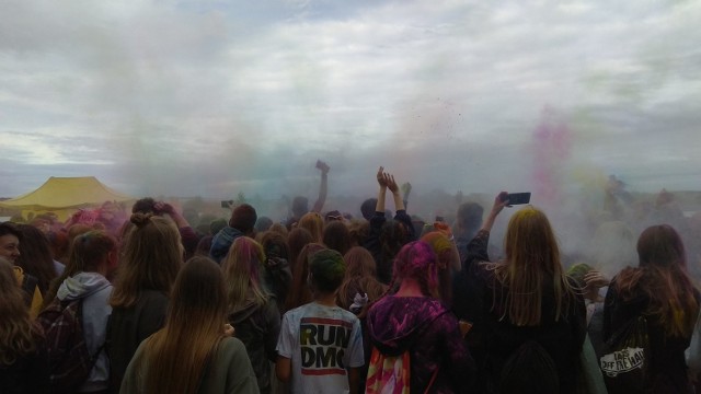 Pomimo niesprzyjających warunków atmosferycznych festiwal kolorów Holy cieszy się sporą frekwencją. Ludzie odwiedzili plażę miejską Dojlidy by posypywać się kolorowym proszkiem.