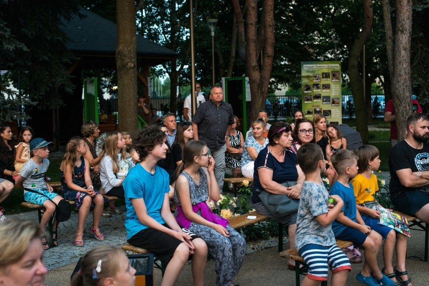 W sobotni wieczór, przy tężni solankowej w Parku Osiedlowym...