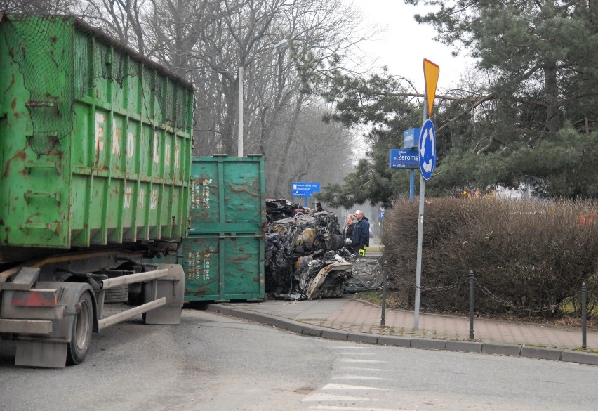 Wypadek cieżarówki w Piotrkowie. Scania załadowana złomem przewróciła się na rondzie. Utrudnienia w ruchu ZDJĘCIA