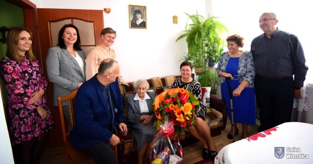 Z okazji 100 urodzin jubilatka otrzymała kwiaty i życzenia zarówno od rodziny jak też od władz samorządowych gminy Wierzbica. fot.