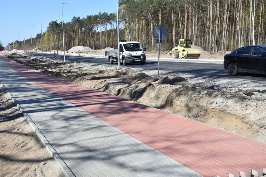 Trwa budowa ronda turbinowego w Białych Błotach, które...