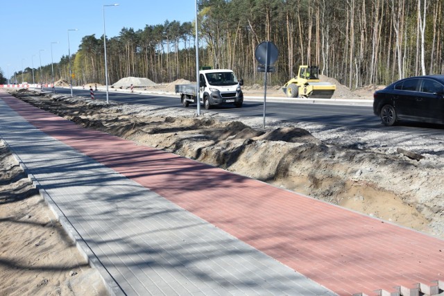 Trwa budowa ronda turbinowego w Białych Błotach, które znacznie poprawi ć ma bezpieczeństwo na ruchliwej drodze wojewódzkiej Bydgoszcz - Białe Błota. Czyli na dojeździe z Bydgoszczy w kierunku trasy ekspresowej S5 i S10. Rozpoczęta w  ub. r.  inwestycja  przebiega sprawnie, a realizuje ją znana z wielu zadań drogowych w regionie firma Kobylarnia S.A. Koszt budowy ogromny - 18,6 mln zł. Ale też zakres robót potężny. Powstaje rondo o średnicy 48 metrów. Długość modernizowanego odcinka drogi wojewódzkiej wyniesie w sumie  700 metrów; szerokość ciągu pieszo-rowerowego - 3,5 m.  Obecnie trwa m.in. budowa północnej jezdni i drogi dojazdowej w kierunku osiedla Miedzyń.  Dojazd do ronda od strony miejscowości Trzciniec  realizował powiat bydgoski. Odbiór całego zadania planowany jest jeszcze  przed wakacjami