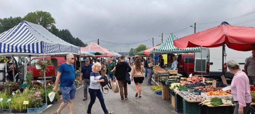 Dużo ludzi na targowisku w Ostrowcu. Klienci szukali okazji cenowych. Zobacz zdjęcia