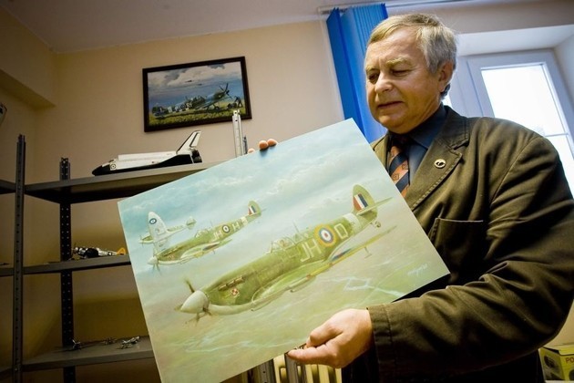 Jerzy Siatkowski zabiera do Anglii m.in. obraz przedstawiający samoloty spitfire, polskiego 317 Dywizjonu Myśliwskiego &#8222;Wileńskiego&#8221;