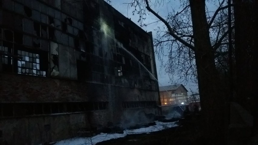 Pożar pustostanu na terenie Zakładów Naprawczych Taboru Kolejowego na Przeróbce w Gdańsku