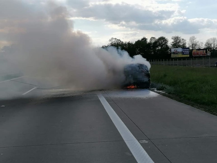 Akcja gaśnicza strażaków z OSP Smolec na autostradzie A4