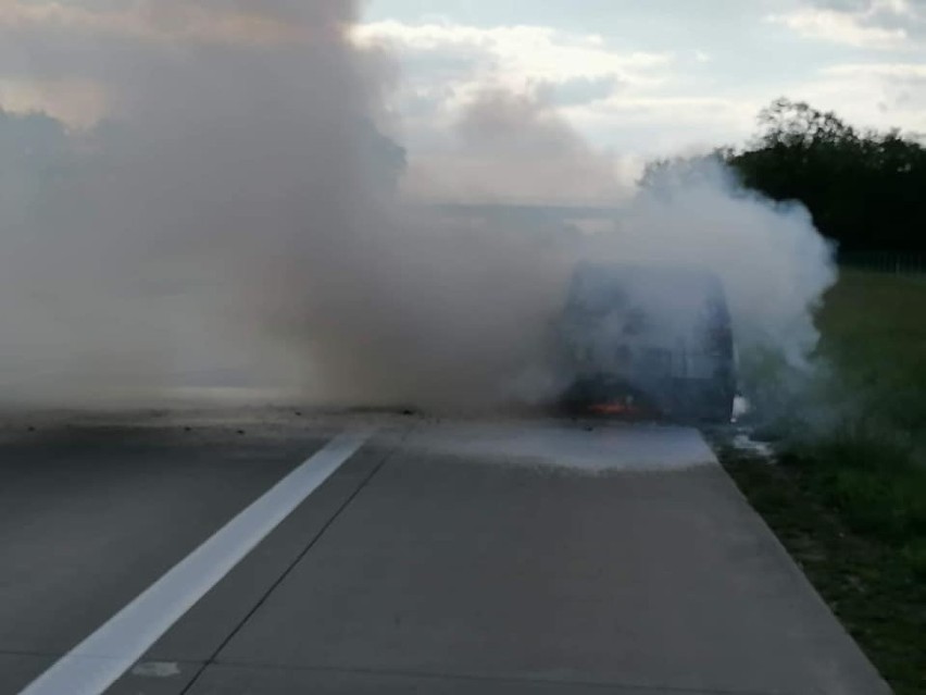 Akcja gaśnicza strażaków z OSP Smolec na autostradzie A4