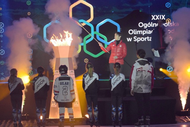 Zapalenia znicza dokonała pochodząca z Sanoka medalistka olimpijska Katarzyna Bachleda-Curuś.