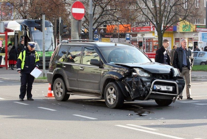 Mercedes zderzył się z nissanem na pl. Kościuszki. Jedna osoba ranna [wideo, zdjęcia]