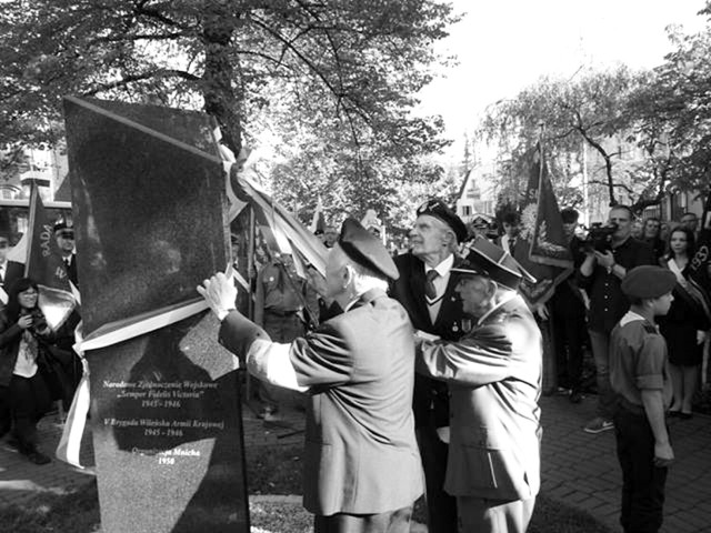 Roman Bronowicki (w środku) wraz z innymi kombatantami odsłania pomnik żołnierzy wyklętych w Kwidzynie