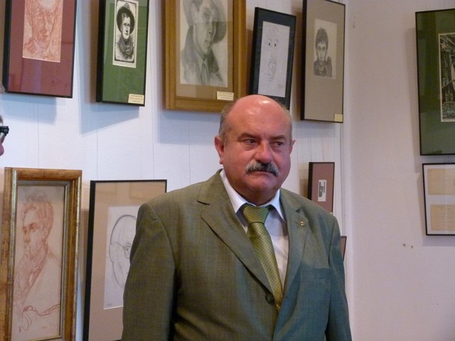 Andrzej Papiewski pokazuje część swoich zbiorów