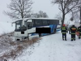 Autobus zderzył się z autem. Dwie osoby zostały ranne [ZDJĘCIA]