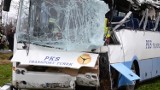 Wypadek w Kaczkach Piastowych . Wiatr zepchnął na drzewo autobus szkolny  wiozący dzieci