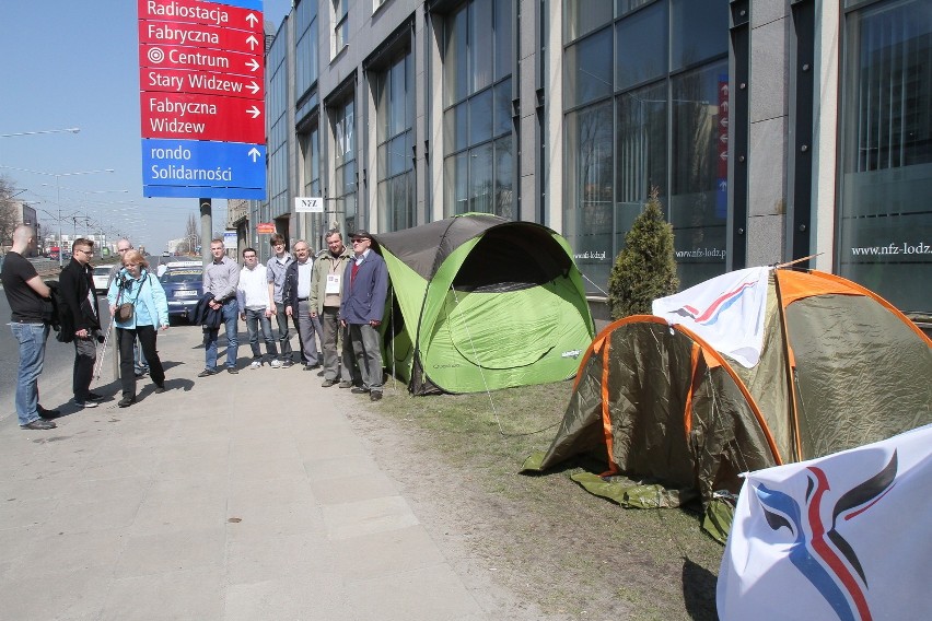 Emeryt protestuje przed NFZ w Łodzi. Postawił transparenty i zamieszkał w namiocie