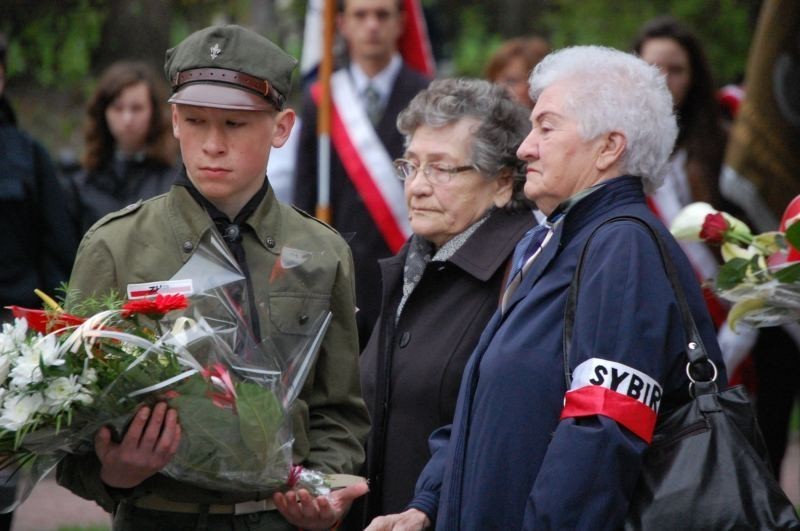 Kwidzyn: Przemarsz ulicami miasta i wspólne śpiewanie pieśni patriotycznych z okazji Święta 3 Maja