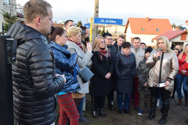 Romanna Czułowska podczas pożegnania Łukasza Ossowskiego, pod domem byłego sołtysa