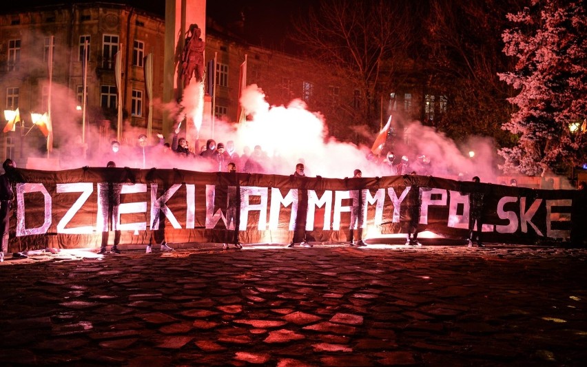 Kibice Czuwaju Przemyśl oddali cześć bohaterom w 102. rocznicę odzyskania przez Polskę niepodległości [ZDJĘCIA]