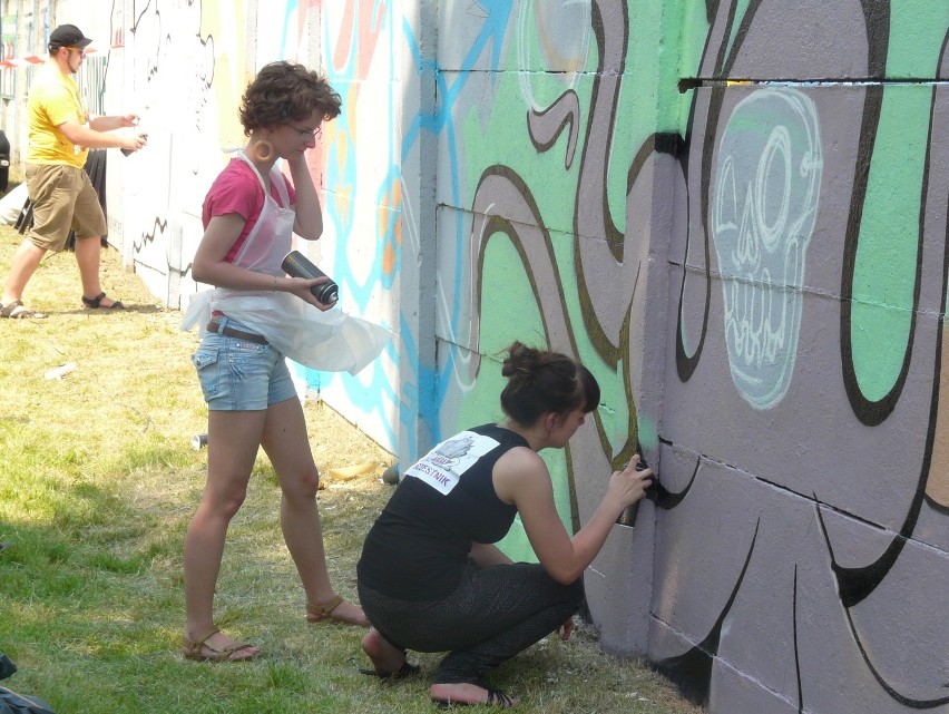 Graffiti powstaje na ogrodzeniu stadionu przy ulicy...