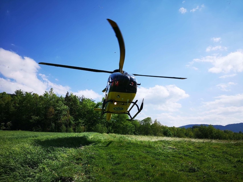 Wypadek paralotniarza. Złamał nogę i zawisł 20 metrów nad ziemią 