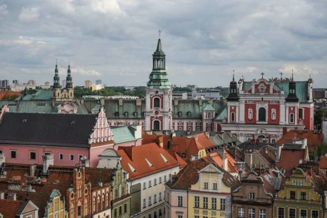 Poznań to wyjątkowe pod wieloma względami miasto. Zajęci troskami dnia codziennego przemierzamy jego ulice, często nie zauważając jego uroku, magii wielu miejsc, zakątków i miejskich zakamarków. Czasami chciałoby się powiedzieć: cudze chwalisz, a swego nie dostrzegasz. Zdarza się, że dopiero widząc turystów fotografujących się na tle poznańskich zabytków, uliczek, kamienic, spacerujących po parkach zwracamy uwagę na ich piękno. 

Jaka jest najpiękniejsza ulica, miejsce czy plac Poznania? Nie sposób na to pytanie odpowiedzieć. Każdy ma swoich faworytów, sentyment wiążący się często z miłymi wspomnieniami. Są jednak takie miejsca Poznania, na które – zdaniem wielu – warto zwrócić uwagę i które plasują się w czołówce. Sami zobaczcie!

Przejdź do galerii ---->