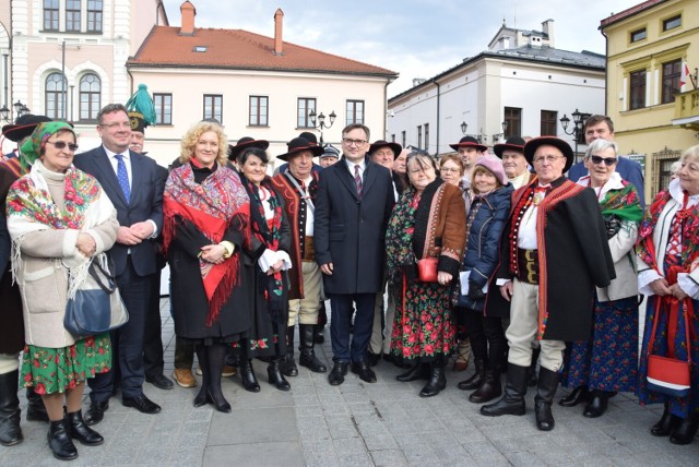 Minister sprawiedliwości Zbigniew Ziobro złożył dzisiaj 26 marca odwiedził Żywiec, gdzie złożył kwiaty pod pomnikiem św. Jana Pawła II i spotkał się z mieszkańcami.