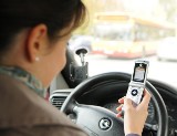 Policja ostrzega przed pisaniem SMSów podczas prowadzenia samochodu