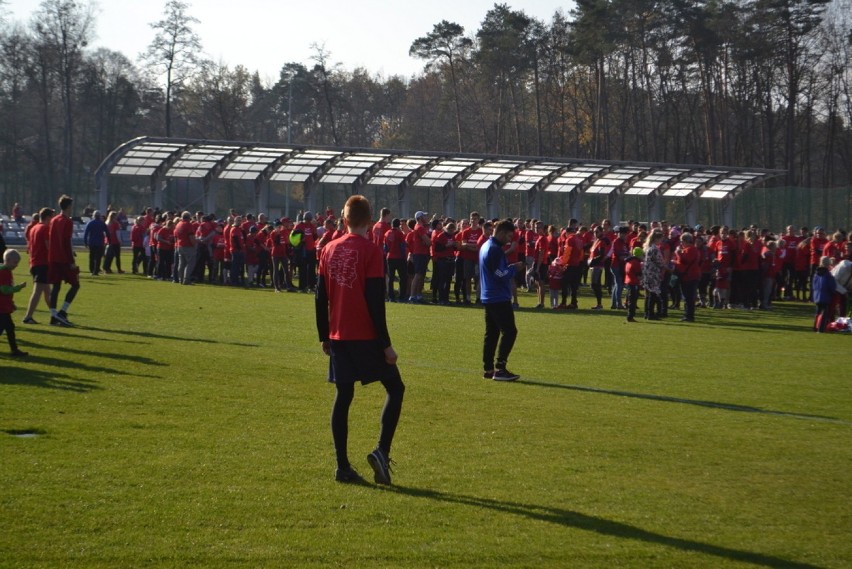 Na murawie Stadionu Miejskiego w Lublińcu powstał napis 1918 - 2018, zbudowany z uczestników XIII Biegu Niepodległości ZDJĘCIA