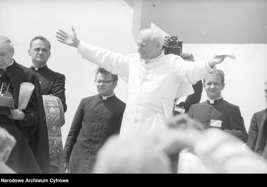 Gniezno: uczniowie śpiewają "Barkę" z okazji 100. urodzin św. Jana Pawła II [FOTO, FILM]