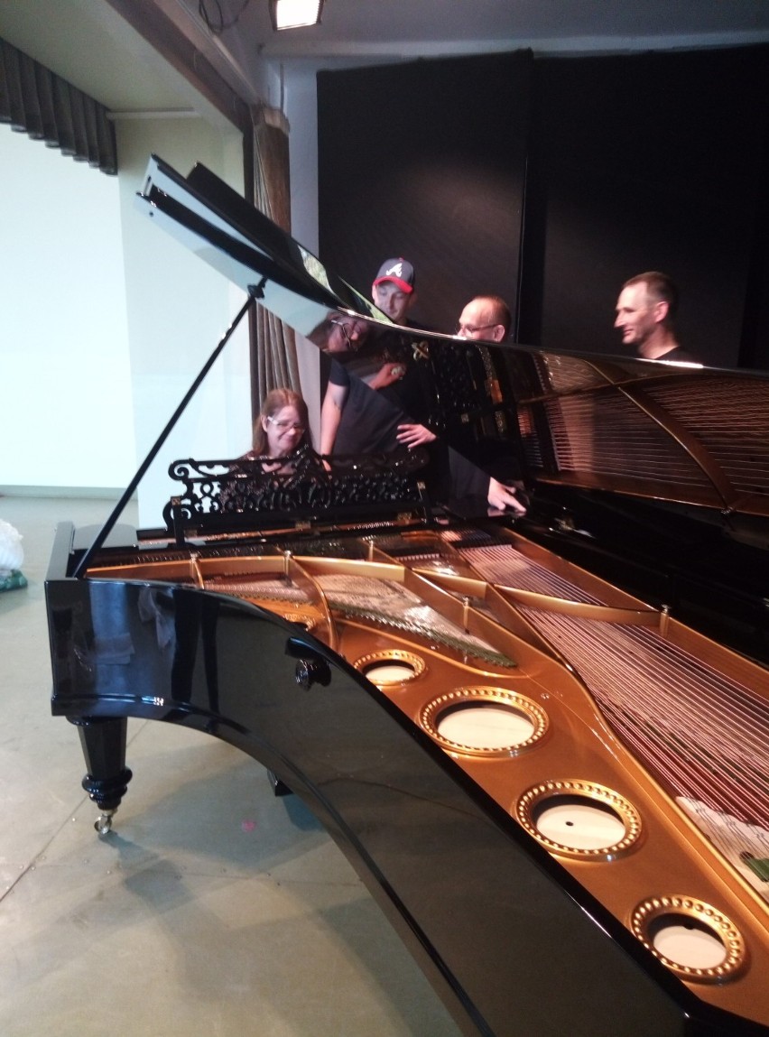 Zabytkowy koncertowy Bechstein wrócił po renowacji do tczewskiej "piątki" ZDJĘCIA