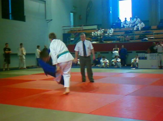 Szymon Kudyba (w białej judodze ) wykonuje widowiskowe podcięcie podczas walki.