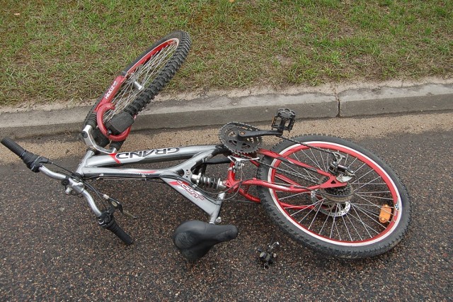 15-letnią rowerzystkę zabrano do szpitala z urazem głowy i kręgosłupa