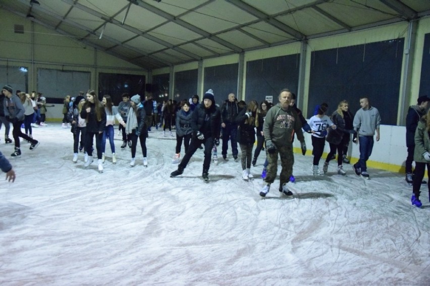 Wesoła zabawa na lodowisku w Kielcach (WIDEO, zdjęcia)