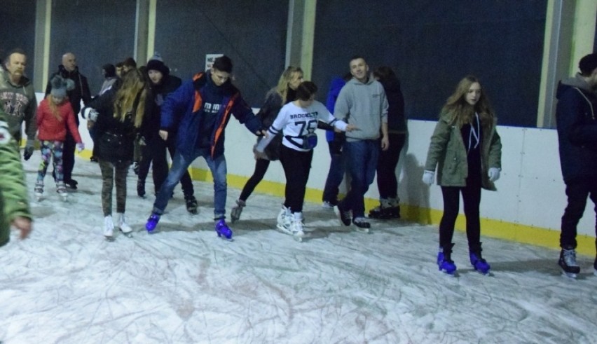 Wesoła zabawa na lodowisku w Kielcach (WIDEO, zdjęcia)