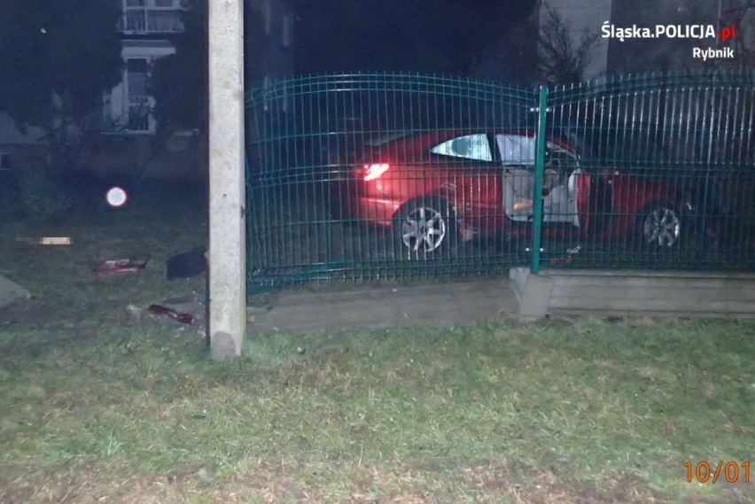 Kierowca mercedesa z Gaszowic uderzył w płot a potem uciekł w zarośla