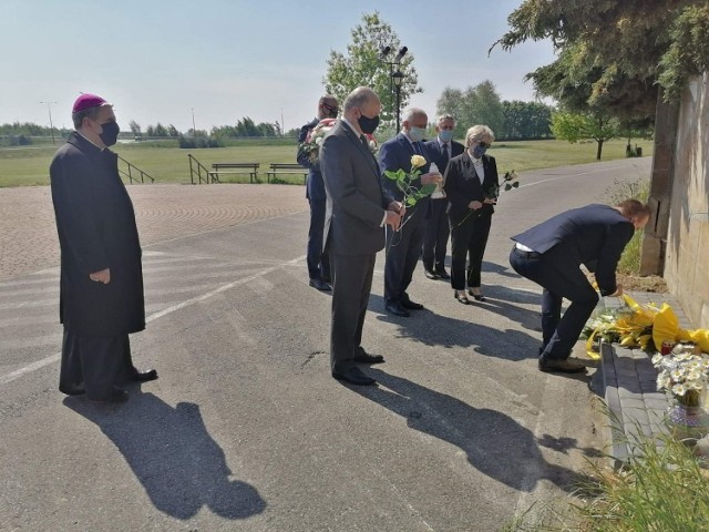 Po nabożeństwie biskup Krzysztof Nitkiewicz, proboszcz parafii katedralnej prałat Zygmunt Gil, radni oraz przedstawiciele władz samorządowych miasta i powiatu ze starostą Marcinem Piwnikiem i wiceburmistrzem Pawłem Niedźwiedziem  przeszli przed monument  Jana Pawła II, u podnóża  sandomierskiej skarpy, gdzie 12 czerwca 1999 roku papież Jana Pawła II odprawił nabożeństwo. W ciszy złożono kwiaty i zapalono znicze.