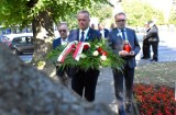80.rocznica Rzezi Wołyńskiej. W Inowrocławiu wojewoda złożył kwiaty pod głazem upamiętniającym zamordowanych Kresowian. Zdjęcia