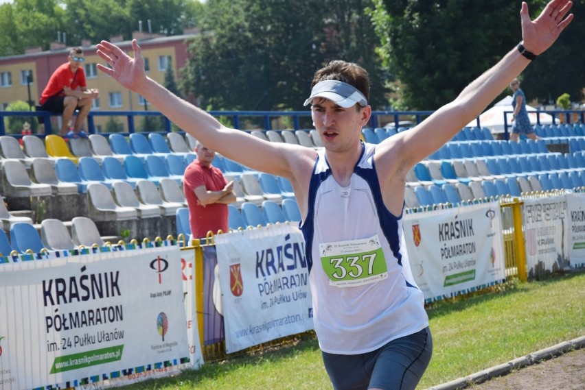 Maraton i Półmaraton w Kraśniku. Zobacz zdjęcia biegaczy na ostatnich metrach przed metą  (ZDJĘCIA)