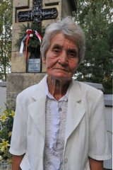 Nieprześna: Irena Saława ma 80 lat, opiekuje się cmentarzem wojennym w Nieprześni
