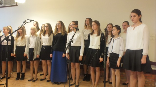 Ponad stu młodych wokalistów - soliści i zespoły - wzięło udział w II Przeglądzie Piosenki i Pieśni Patriotycznej w Wąbrzeskim Domu Kultury.