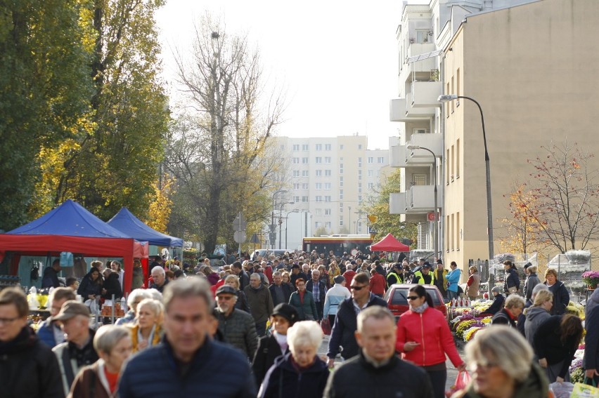 Cmentarz Bródnowski. Tłumy ludzi, spore kolejki i dużo...