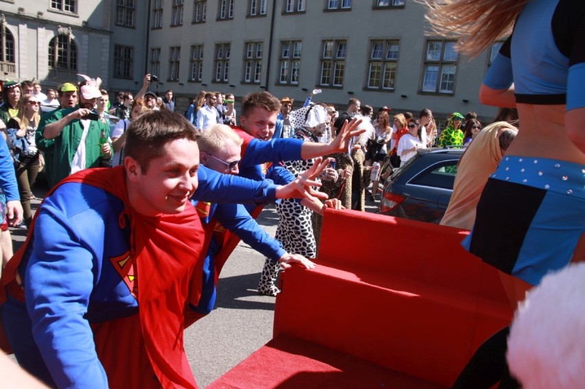 Są młodzi, więc niech się bawią! Studenci opanowali miasto [Zdjęcia z pochodu juwenaliowego]