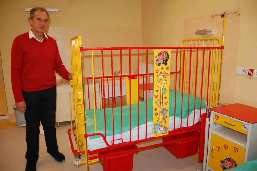 Dyrektor Marek Domżała prezentuje łóżko do maluchów