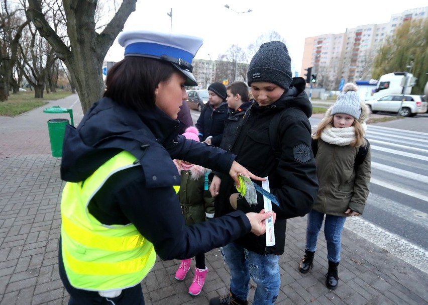 Odblaski na Mikołajki! Wspólna akcja policjantów, strażników i urzędników [ZDJĘCIA, WIDEO]