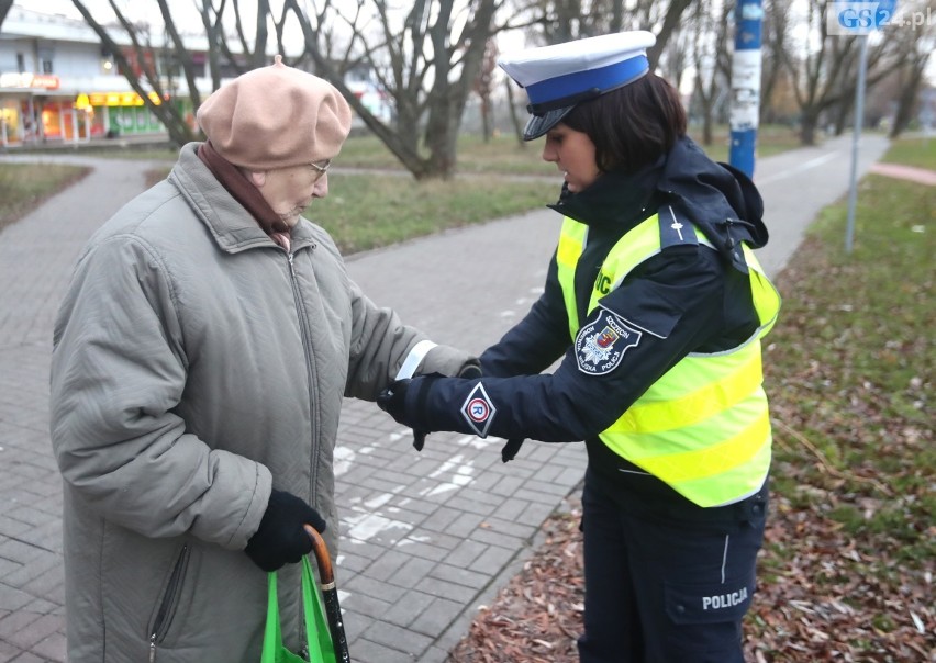 Odblaski na Mikołajki! Wspólna akcja policjantów, strażników i urzędników [ZDJĘCIA, WIDEO]