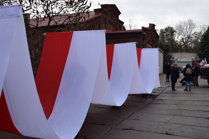 104 metry flagi na 104 lata niepodległości. Przemaszerowali ulicami Starówki. Tak uczcili święto narodowe [ZDJĘCIA]