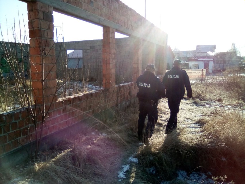 Policjanci z Aleksandrowa Kujawskiego sprawdzają miejsca przebywania osób bezdomnych