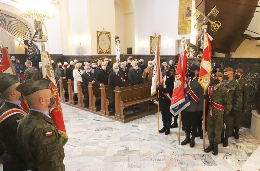 230. rocznica uchwalenia Konstytucji 3 Maja w Radomiu. Była msza za Ojczyznę i złożenie kwiatów na płycie Grobu Nieznanego Żołnierza