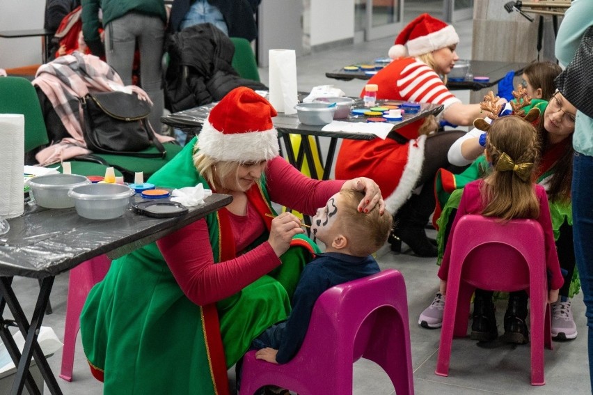 Święty Mikołaj wraz pomocnikami odwiedził dzieci w Puławach. Zobacz zdjęcia z Mikołajek 2021 zorganizowanych w Domu Chemika